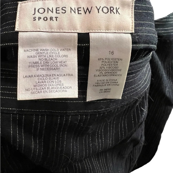 Jones NewYork dress skirt with side zipper. Pinstripes, gorgeous - Picture 5 of 5